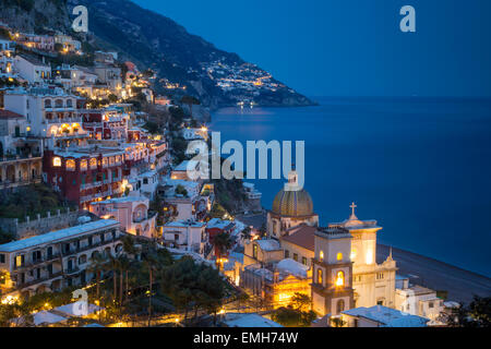 Twilight su Positano lungo la Costiera Amalfitana, Campania, Italia Foto Stock