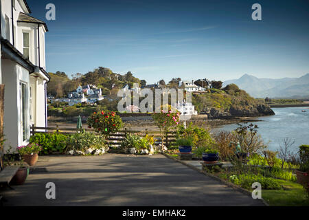 Regno Unito Galles, Gwynedd, Porthmadog, Borth-Y-Gest, vista dal Bed & Breakfast giardino Foto Stock