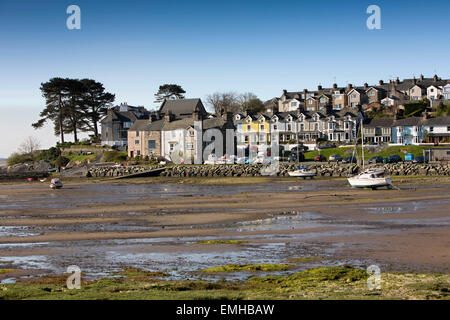 Regno Unito Galles, Gwynedd, Porthmadog, Borth-Y-Gest, case sul lungomare e il porto con la bassa marea Foto Stock