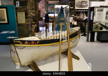 Regno Unito Galles, Gwynedd, Porthmadog, Museo Marittimo, modello di inizio scialuppa di salvataggio tra presenta Foto Stock