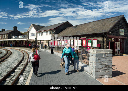 Regno Unito Galles, Gwynedd, Porthmadog, Welsh Mountain e Ffestiniog stazione ferroviaria Foto Stock