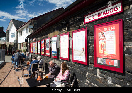 Regno Unito Galles, Gwynedd, Porthmadog, Welsh Mountain & Ffestiniog Stazione ferroviaria a buffet ai clienti Foto Stock