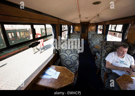 Regno Unito Galles, Gwynedd, Porthmadog, Gallese ferrovia di montagna, all'interno della carrozza pullman Foto Stock