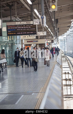 TOKYO, Giappone - CIRCA APR, 2013: Japaneses camminare sulla stazione di Tokyo piattaforma. Ferrovia vuota. La stazione di Tokyo è una ferrovia stat Foto Stock