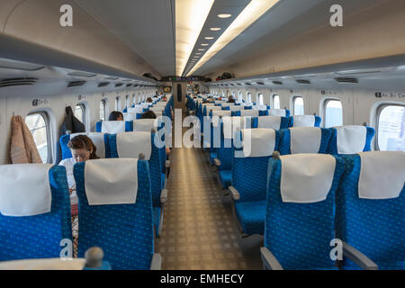 Interno del giapponese treno superveloce Hikari. Sedile passeggeri in semi-carro vuoto. Shinkansens del Giappone Foto Stock