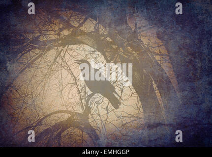 Scary crow su un ramo di albero concetto chiamando e incoronazione in un mistico magico bosco scuro su un vecchio grunge vintage texture di sfondo come simbolo di paura e di mistero. Foto Stock