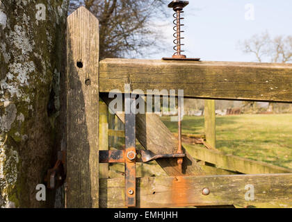 Un insolito meccanismo di bloccaggio su un cancello in legno vicino a Hawkshead nel distretto del lago, Cumbria, England, Regno Unito Foto Stock