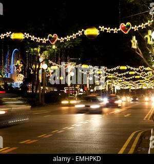 Strada trafficata di Singapore con luci e decorazioni natalizie Foto Stock