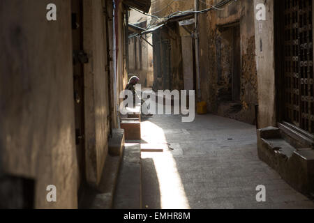 Strade strette a Zanzibar stone town Foto Stock