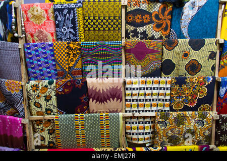 Negozio di abbigliamento in Stone Town di Zanzibar Foto Stock