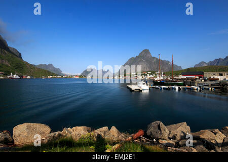 Villaggio di Pescatori di Reine, Isole Lofoten, Nordland, Norvegia, Scandinavia, Europa Foto Stock