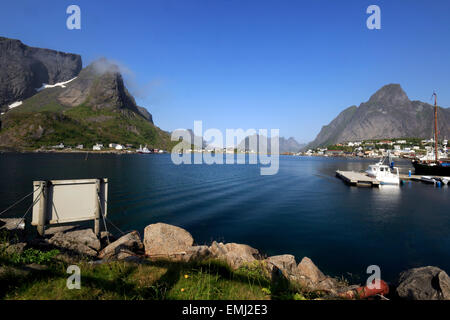 Villaggio di Pescatori di Reine, Isole Lofoten, Nordland, Norvegia, Scandinavia, Europa Foto Stock