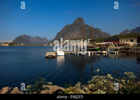 Villaggio di Pescatori di Reine, Isole Lofoten, Nordland, Norvegia, Scandinavia, Europa Foto Stock