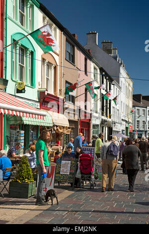 Regno Unito, Galles Gwynedd, Caernarfon, Y Maes, dipinte di colori vivaci negozi con il mercato in corso Foto Stock