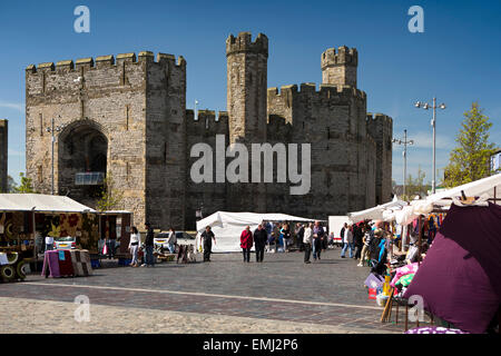 Regno Unito Galles, Gwynedd, Caernarfon, Castello da Y Maes, con mercato in corso Foto Stock