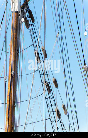 A montanti, armamento e arrotolato a vele di una barca a vela alti Foto Stock