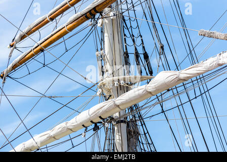 A montanti, armamento e arrotolato a vele di una barca a vela alti Foto Stock