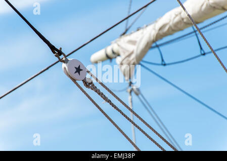 A montanti, armamento e arrotolato a vele di una barca a vela alti Foto Stock