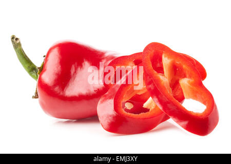 Rosso pepe dolce fette isolati su sfondo bianco Foto Stock