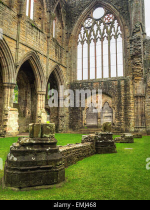 View all'interno delle rovine di Tintern Abbey in Galles sulle rive del fiume Wye vicino al confine inglese Foto Stock