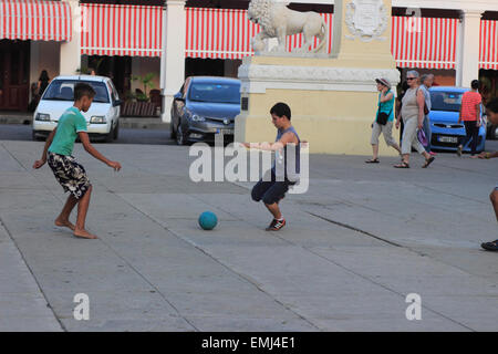 Giovani bambini cubani ragazzi che giocano a calcio calcio in Jose Marti Park Cienfuegos Cuba Foto Stock