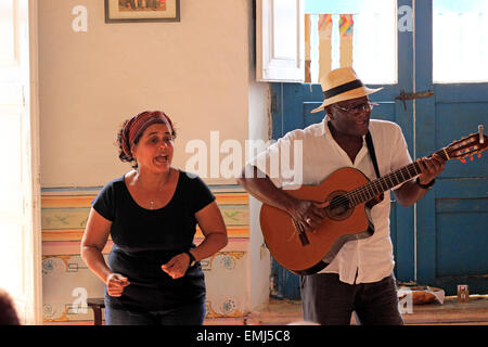 Musicisti cubani danno un concerto privato per i turisti in una casa privata di Trinidad Cuba Foto Stock