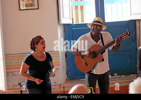 Musicisti cubani danno un concerto privato per i turisti in una casa privata di Trinidad Cuba Foto Stock