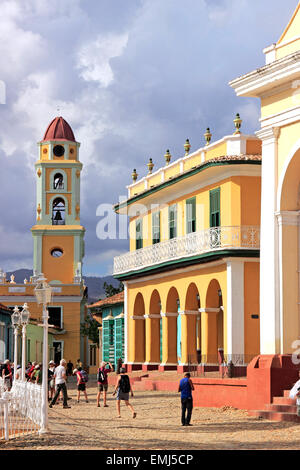 Brunet Palace e la chiesa di San Francisco sulla Plaza Mayor Trinidad Cuba Foto Stock