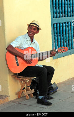 Un singolo guitar player consente di riprodurre la musica in un colorato street in Trinidad, Cuba Foto Stock