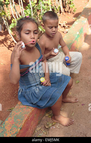 Due bambini cubani a soffiare bolle penisola di Zapata Cuba Foto Stock