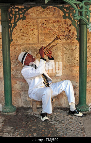 Tromba cubana giocatore crea musica in un piccolo parco in Havana Cuba Foto Stock