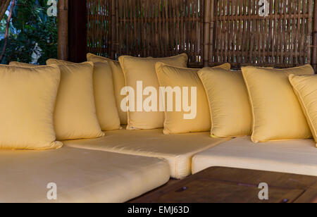 Lettino con cuscini a hotel terrazza Foto Stock