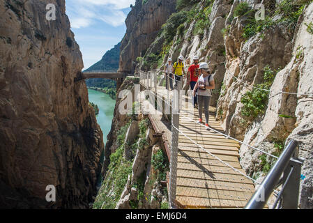 Malaga, Andalusia, Spagna, 17 Aprile, 2015: i turisti a piedi lungo il 'El Caminito del Rey' (King's Little Path). " El Caminito del R Foto Stock