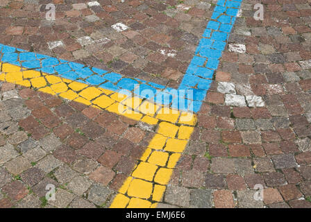 Strisce di parcheggio su Italian strada acciottolata Foto Stock