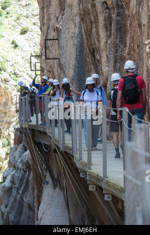 Malaga, Andalusia, Spagna, 17 Aprile, 2015: i turisti a piedi lungo il 'El Caminito del Rey' (King's Little Path). " El Caminito del R Foto Stock