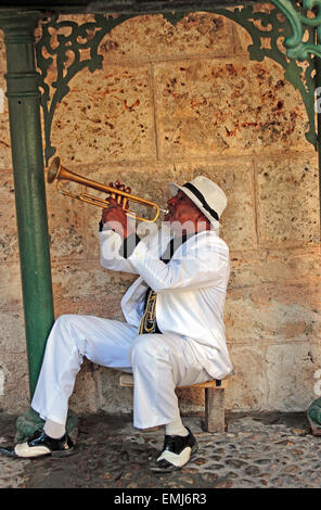 Tromba cubana giocatore crea musica in un piccolo parco in Havana Cuba Foto Stock