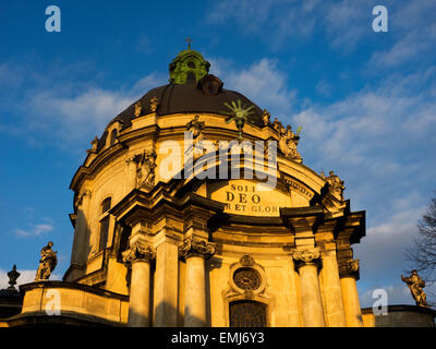 Lviv, Ucraina. Xix Apr, 2015. Chiesa dominicana Dome sul cielo blu Credit: Igor Golovnov/Alamy Live News Foto Stock