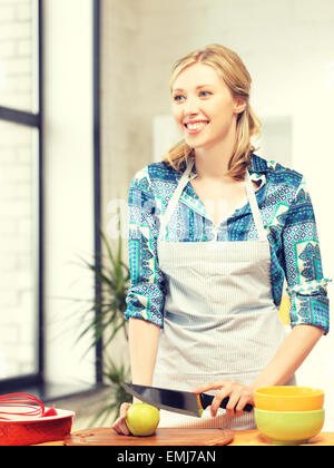 Bella donna in cucina Foto Stock