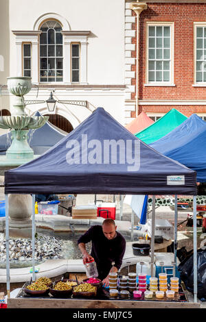 Il sabato di mercato degli agricoltori in Heron Square, Richmond Upon Thames, Londra, Inghilterra Foto Stock