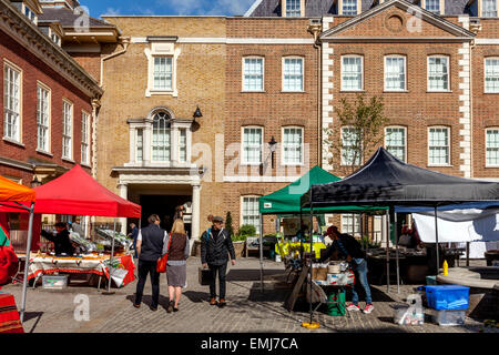 Il sabato di mercato degli agricoltori in Heron Square, Richmond Upon Thames, Londra, Inghilterra Foto Stock