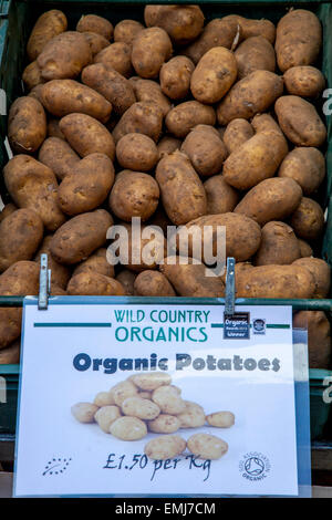 Patate organico per la vendita presso il sabato di mercato degli agricoltori in Heron Square, Richmond Upon Thames, Londra, Inghilterra Foto Stock