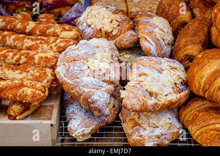 Torte e pasticcini in vendita il sabato di mercato degli agricoltori in Heron Square, Richmond Upon Thames, Londra, Inghilterra Foto Stock