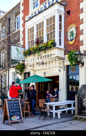 Il Il Cricketers Pub, Richmond Green, Richmond Upon Thames, Londra, Inghilterra Foto Stock