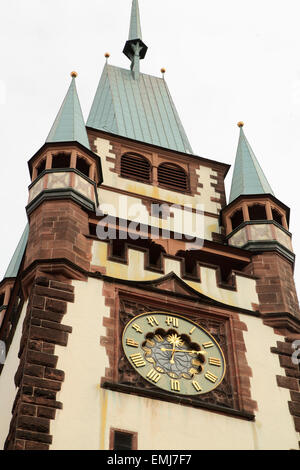 Germania Baden-Württemberg Freiburg im Breisgau Martinstor porta torre dell'orologio Foto Stock