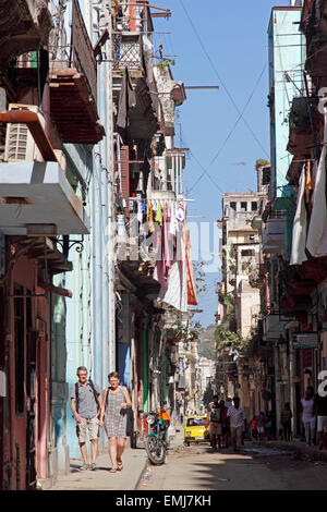 Scena di strada residenziale di decadimento facciate di edifici Città Vecchia Habana Vieja Havana Cuba Foto Stock