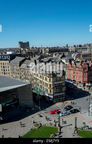 Bradford, Regno Unito. Xxi Aprile, 2015. Regno Unito: Meteo fantastico blu del cielo sopra la città di Bradford fotografata da ruota panoramica Ferris Credito: Paul Chambers/Alamy Live News Foto Stock