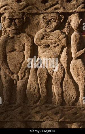 Sculture in pietra a forma umana raffiguranti uomo e donna nel villaggio reale di Prailiu a Kambera, Sumba orientale, Nusa Tenggara orientale, Indonesia. Foto Stock