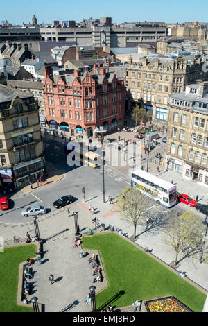 Bradford, Regno Unito. Xxi Aprile, 2015. Regno Unito: Meteo fantastico blu del cielo sopra la città di Bradford fotografata da ruota panoramica Ferris Credito: Paul Chambers/Alamy Live News Foto Stock