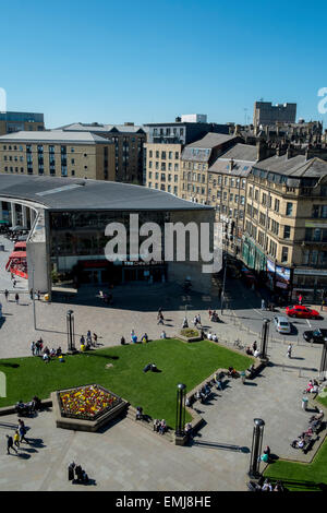 Bradford, Regno Unito. Xxi Aprile, 2015. Regno Unito: Meteo fantastico blu del cielo sopra la città di Bradford fotografata da ruota panoramica Ferris Credito: Paul Chambers/Alamy Live News Foto Stock