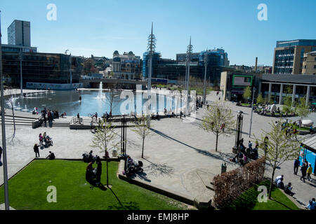 Bradford, Regno Unito. Xxi Aprile, 2015. Regno Unito: Meteo fantastico blu del cielo sopra la città di Bradford fotografata da ruota panoramica Ferris Credito: Paul Chambers/Alamy Live News Foto Stock